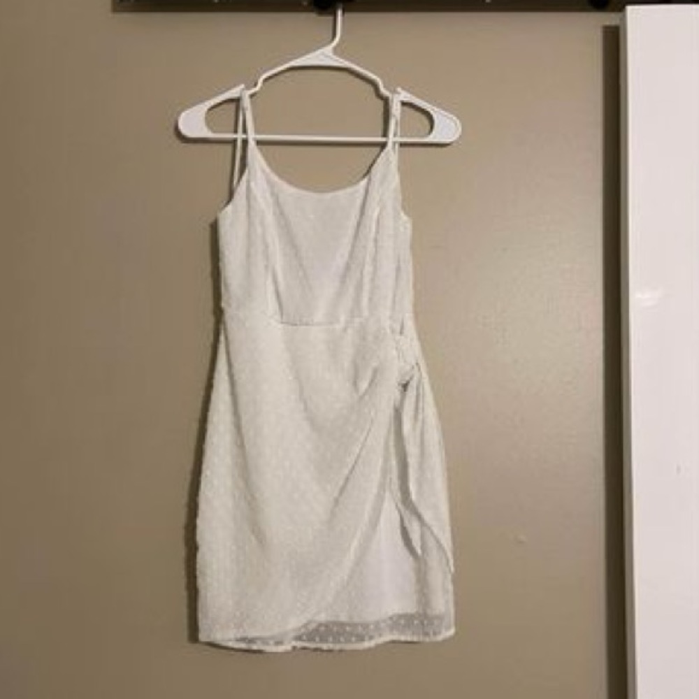 White lulus mid thigh dress. Size small. Tie knot on the side, scoop neck.